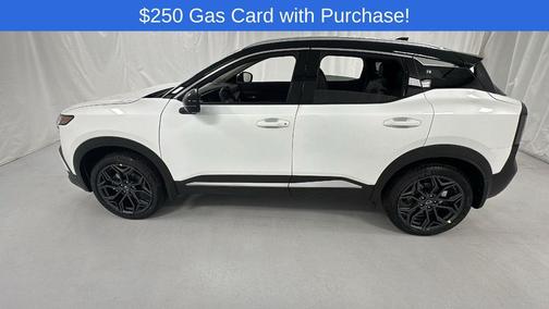 Aspen White Tricoat/Super Black 2026 Nissan Kicks SR