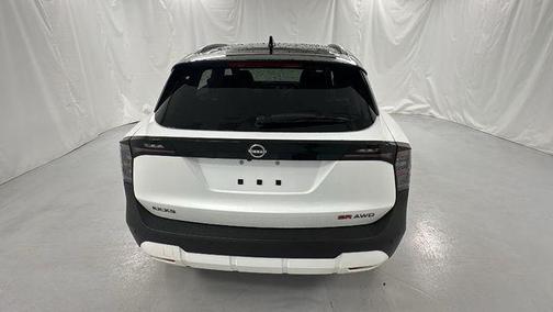 Aspen White Tricoat/Super Black 2026 Nissan Kicks SR