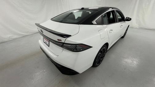 Aspen White Tricoat/Super Black 2026 Nissan Sentra SR