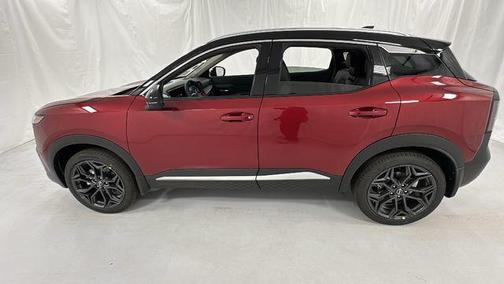 Scarlet Ember Tintcoat/Super Black 2025 Nissan Kicks SR
