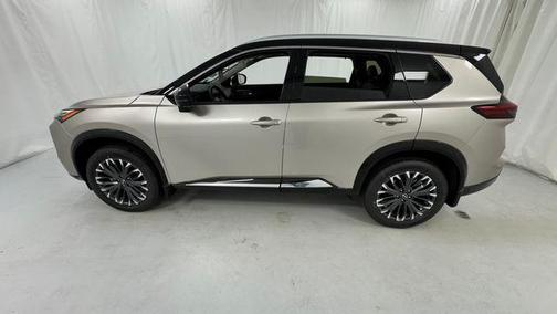 Champagne Silver Metallic/Super Black 2026 Nissan Rogue Platinum