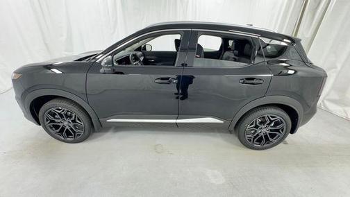 Super Black 2026 Nissan Kicks SR