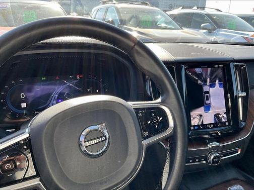 2024 Volvo XC60 B5 Ultimate Dark Theme