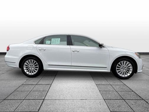 Pure White 2017 Volkswagen Passat 1.8T SE