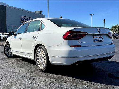 Pure White 2017 Volkswagen Passat 1.8T SE