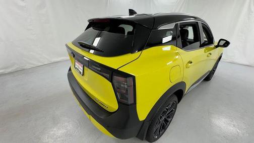 Yuzu Yellow Metallic/Super Black 2026 Nissan Kicks SR