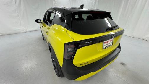 Yuzu Yellow Metallic/Super Black 2026 Nissan Kicks SR