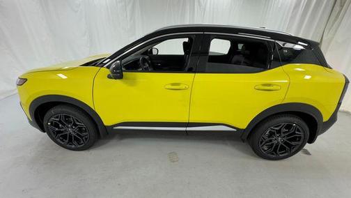 Yuzu Yellow Metallic/Super Black 2026 Nissan Kicks SR
