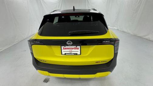 Yuzu Yellow Metallic/Super Black 2026 Nissan Kicks SR