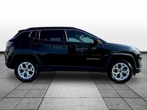 Diamond Black Crystal Pearlcoat 2025 Jeep Compass Latitude