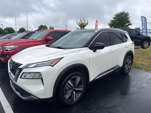 Pearl White Tricoat/Super Black 2023 Nissan Rogue SL