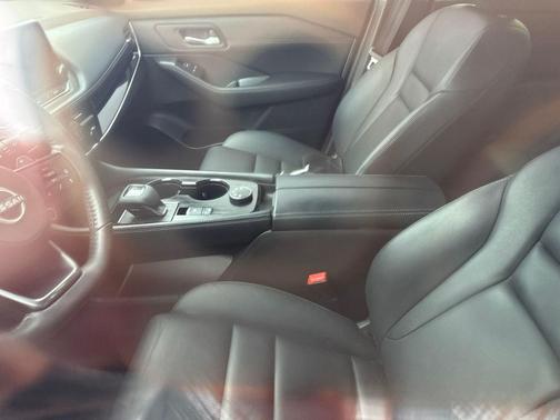 Pearl White Tricoat/Super Black 2023 Nissan Rogue SL
