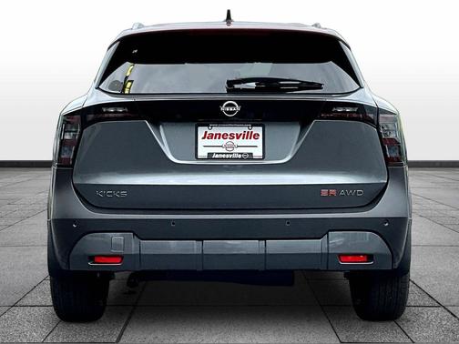Gun Metallic/Scarlet Ember Tintcoat 2026 Nissan Kicks SR