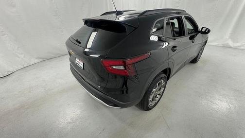 Mosaic Black Metallic 2025 Chevrolet Trax LT