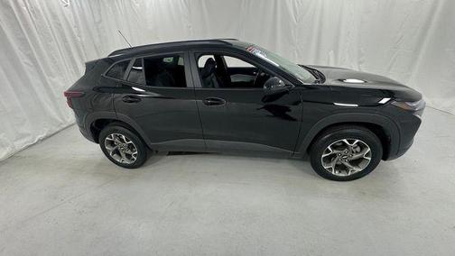 Mosaic Black Metallic 2025 Chevrolet Trax LT