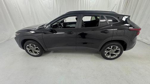 Mosaic Black Metallic 2025 Chevrolet Trax LT