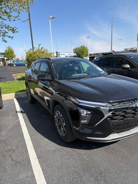 Mosaic Black Metallic 2025 Chevrolet Trax LT