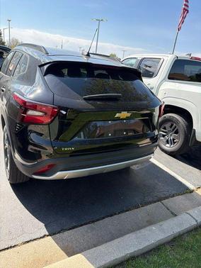 Mosaic Black Metallic 2025 Chevrolet Trax LT
