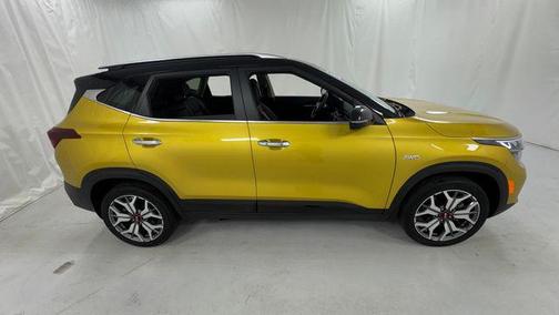Starbright Yellow/Black Roof 2021 Kia Seltos SX Turbo