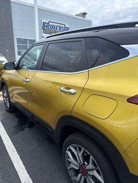 Starbright Yellow/Black Roof 2021 Kia Seltos SX Turbo