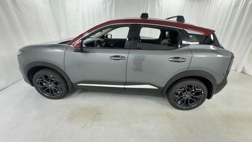Gun Metallic/Scarlet Ember Tintcoat 2026 Nissan Kicks SR