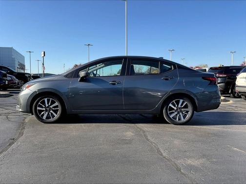 Gun Metallic 2024 Nissan Versa 1.6 SV