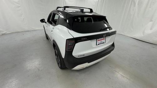 Aspen White Tricoat/Super Black 2026 Nissan Kicks SR