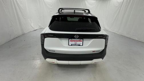 Aspen White Tricoat/Super Black 2026 Nissan Kicks SR