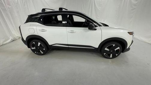 Aspen White Tricoat/Super Black 2026 Nissan Kicks SR