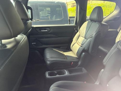 Aspen White Tricoat 2025 Nissan Armada SL 4WD