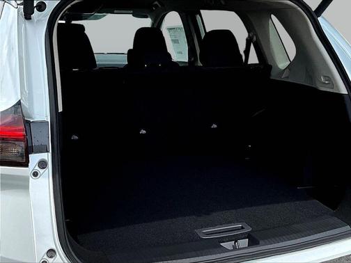 Everest White Pearl Tricoat 2026 Nissan Rogue SV