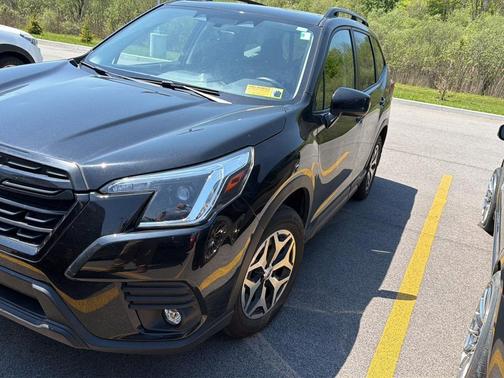Crystal Black Silica 2024 Subaru Forester Premium