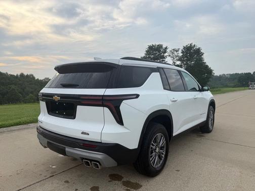 Summit White 2026 Chevrolet Traverse LT