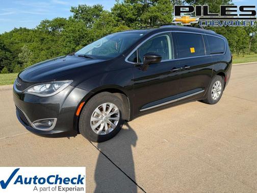 Brilliant Black Crystal Pearlcoat 2018 Chrysler Pacifica Touring-L