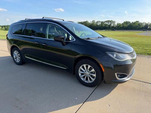 Brilliant Black Crystal Pearlcoat 2018 Chrysler Pacifica Touring-L