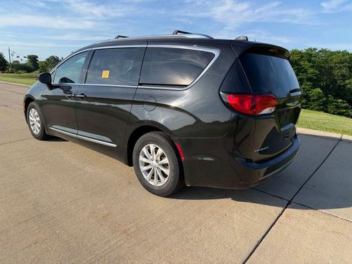 Brilliant Black Crystal Pearlcoat 2018 Chrysler Pacifica Touring-L