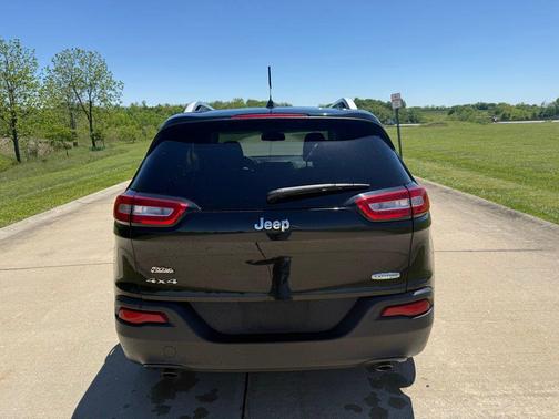 Brilliant Black Crystal Pearlcoat 2014 Jeep Cherokee Latitude