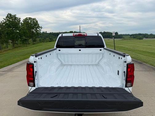 Summit White 2025 Chevrolet Colorado LT