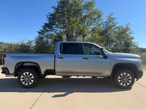 Sterling Gray Metallic 2026 Chevrolet Silverado 2500 Custom