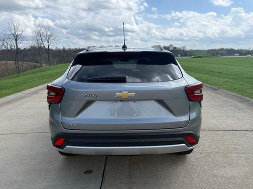 Sterling Gray Metallic 2025 Chevrolet Trax LT