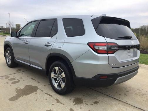 Lunar Silver Metallic 2025 Honda Pilot EX-L