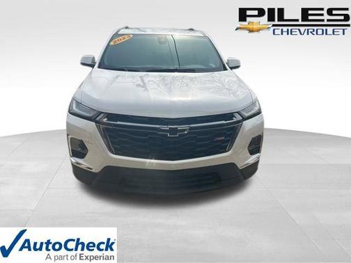 Iridescent Pearl Tricoat 2023 Chevrolet Traverse RS