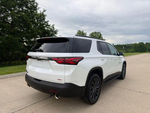 Iridescent Pearl Tricoat 2023 Chevrolet Traverse RS