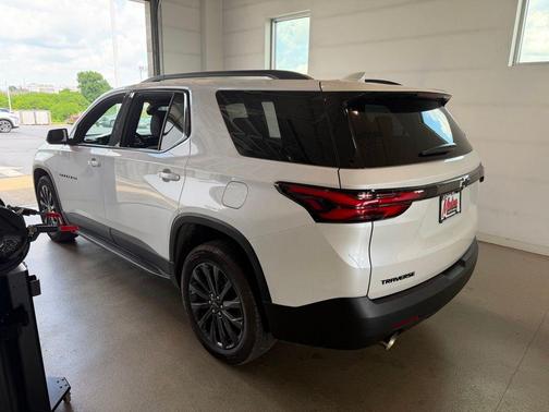 Iridescent Pearl Tricoat 2023 Chevrolet Traverse RS