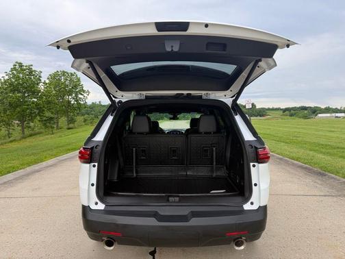 Iridescent Pearl Tricoat 2023 Chevrolet Traverse RS