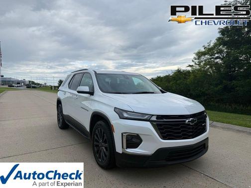 Iridescent Pearl Tricoat 2023 Chevrolet Traverse RS