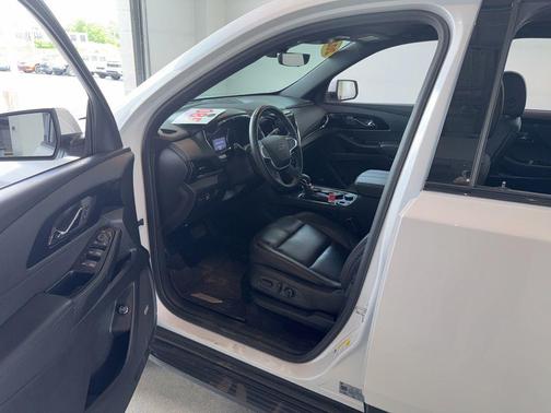 Iridescent Pearl Tricoat 2023 Chevrolet Traverse RS