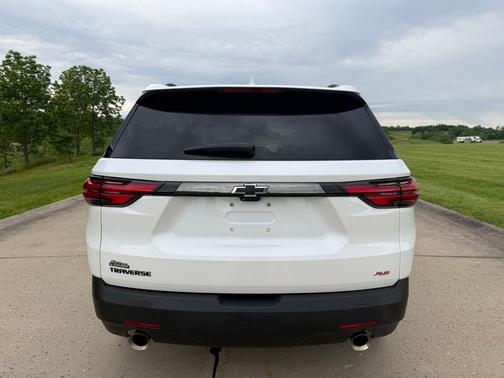 Iridescent Pearl Tricoat 2023 Chevrolet Traverse RS