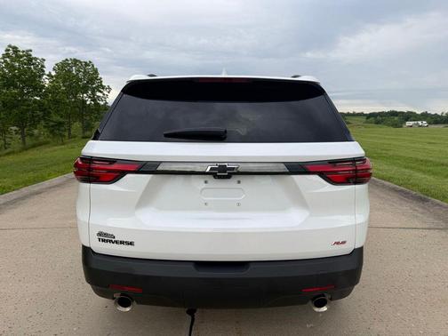 Iridescent Pearl Tricoat 2023 Chevrolet Traverse RS