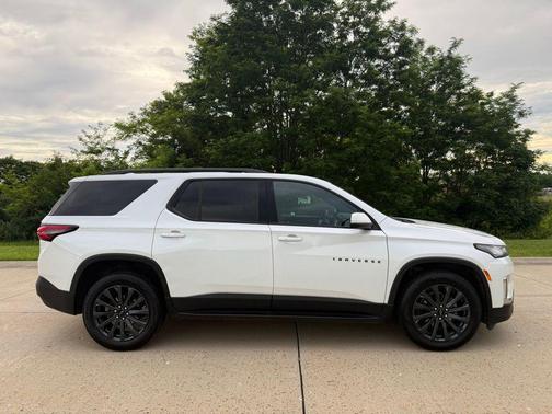 Iridescent Pearl Tricoat 2023 Chevrolet Traverse RS